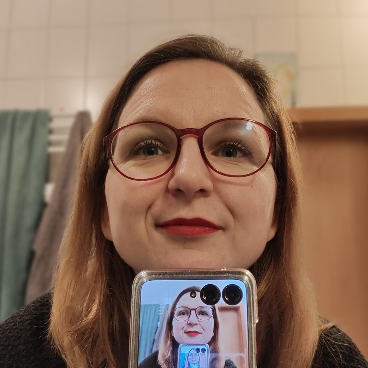 Selfie of Constanze using her flip phone